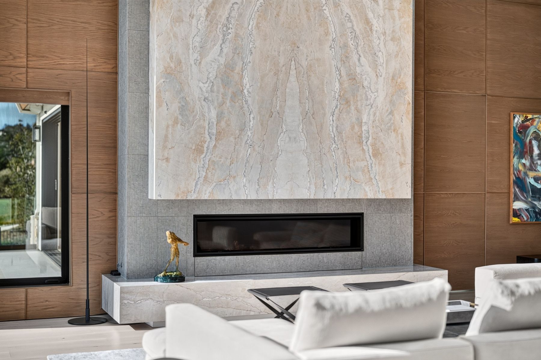 Living room with fireplace, Peninsula