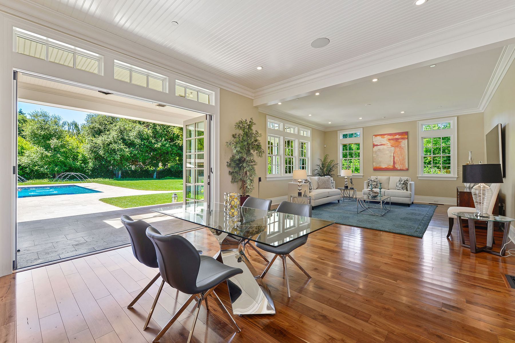 Living space opening to the pool, Peninsula