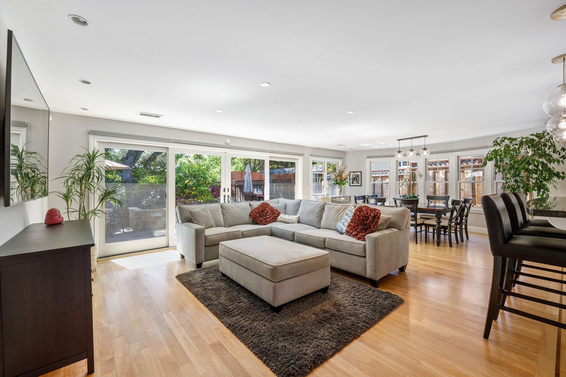 Living room opening to the garden, Peninsula